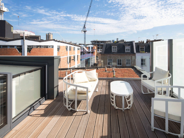 Atap Panggung dengan Balkon Teras